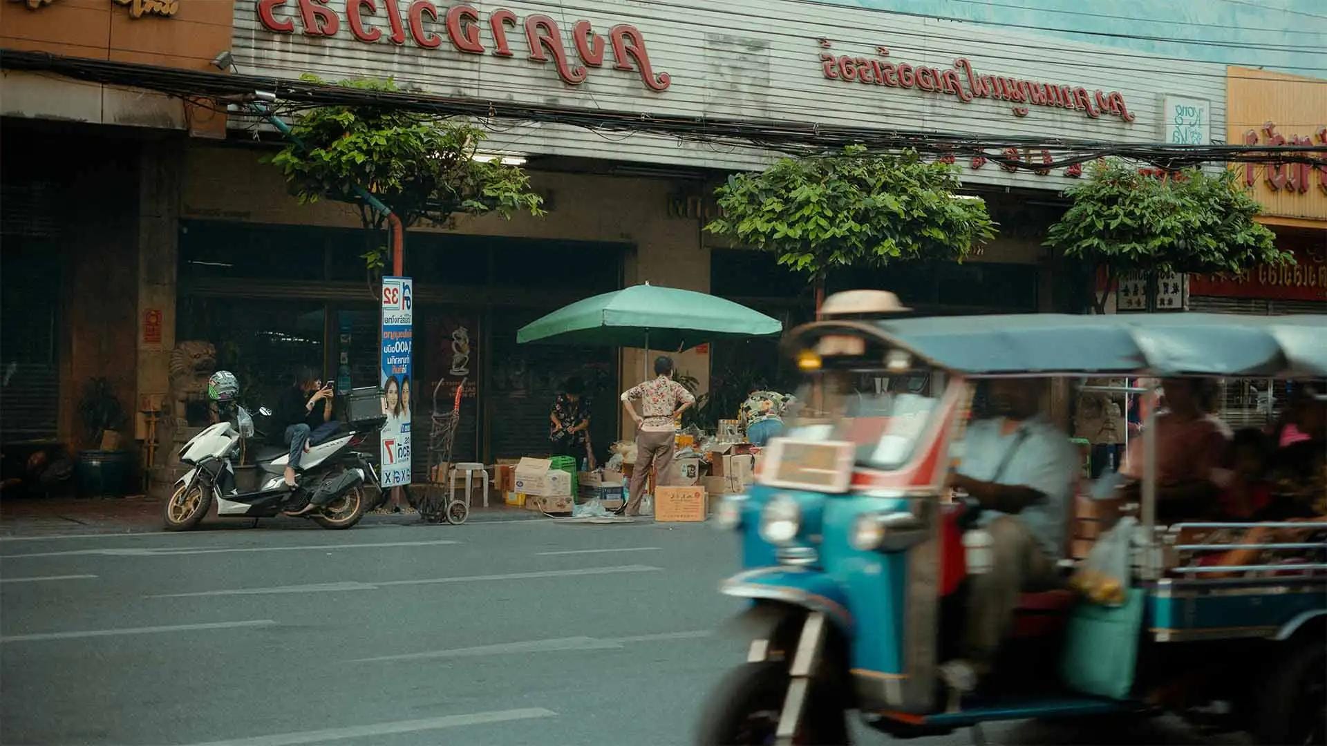 Persona che attraversa la strada in Thailandia